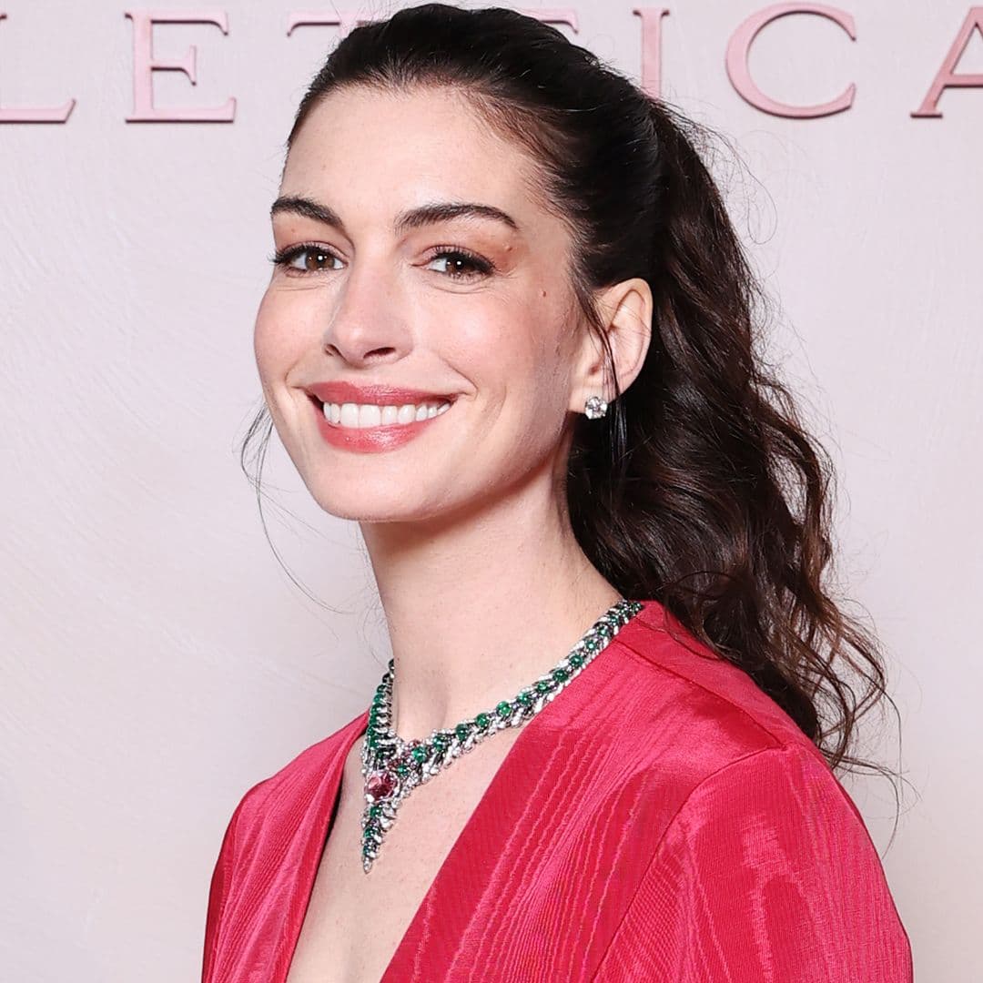  Only Anne Hathaway's Valentino Ballgown Is Worthy of Showcasing an "Exceptionally Rare," "Secret Garden" Necklace  